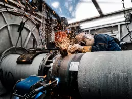 Industrie Fotografie auf der Arbeiter ein Rohr schweißt