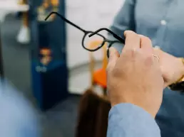 Business Fotografie auf der zwei Menschen eine Brille begutachten