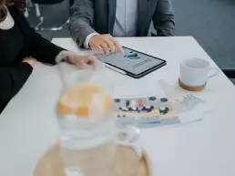 Business Fotografie auf der 2 Menschen an einem Tablet arbeiten