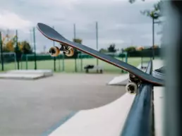 Skateboard auf einer Halfpipe in Denkendorf