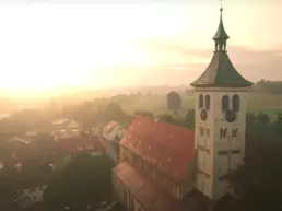 Kirchturm bei Sonnenaufgang in Denkendorf