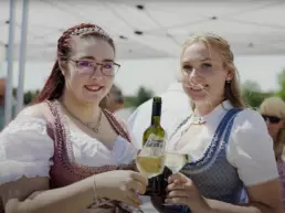 Zwei Frauen mit Weingläsern auf dem Weinstadt Sommerfest 2022